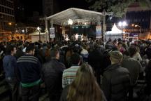 Público acompanha show da Virada no Largo do Rosário.